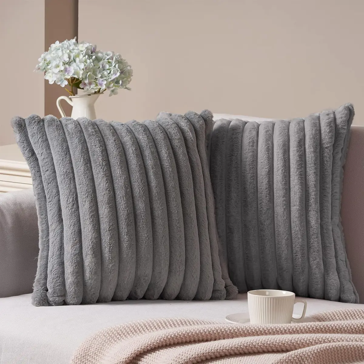 Funda De Almohadon Pelo De Conejo Rayada 45X45Cm Aprox - Imagen 4
