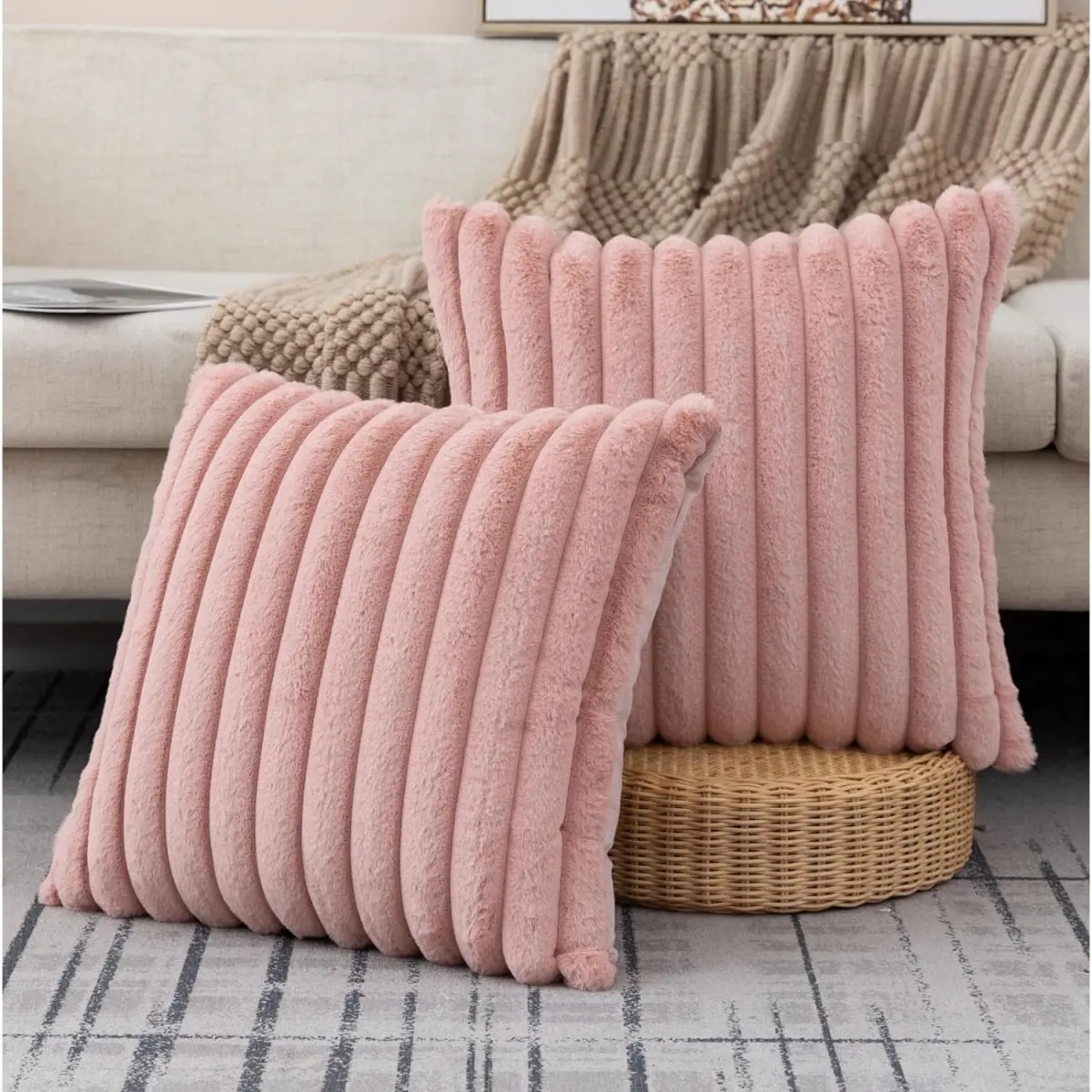 Funda De Almohadon Pelo De Conejo Rayada 45X45Cm Aprox - Imagen 2